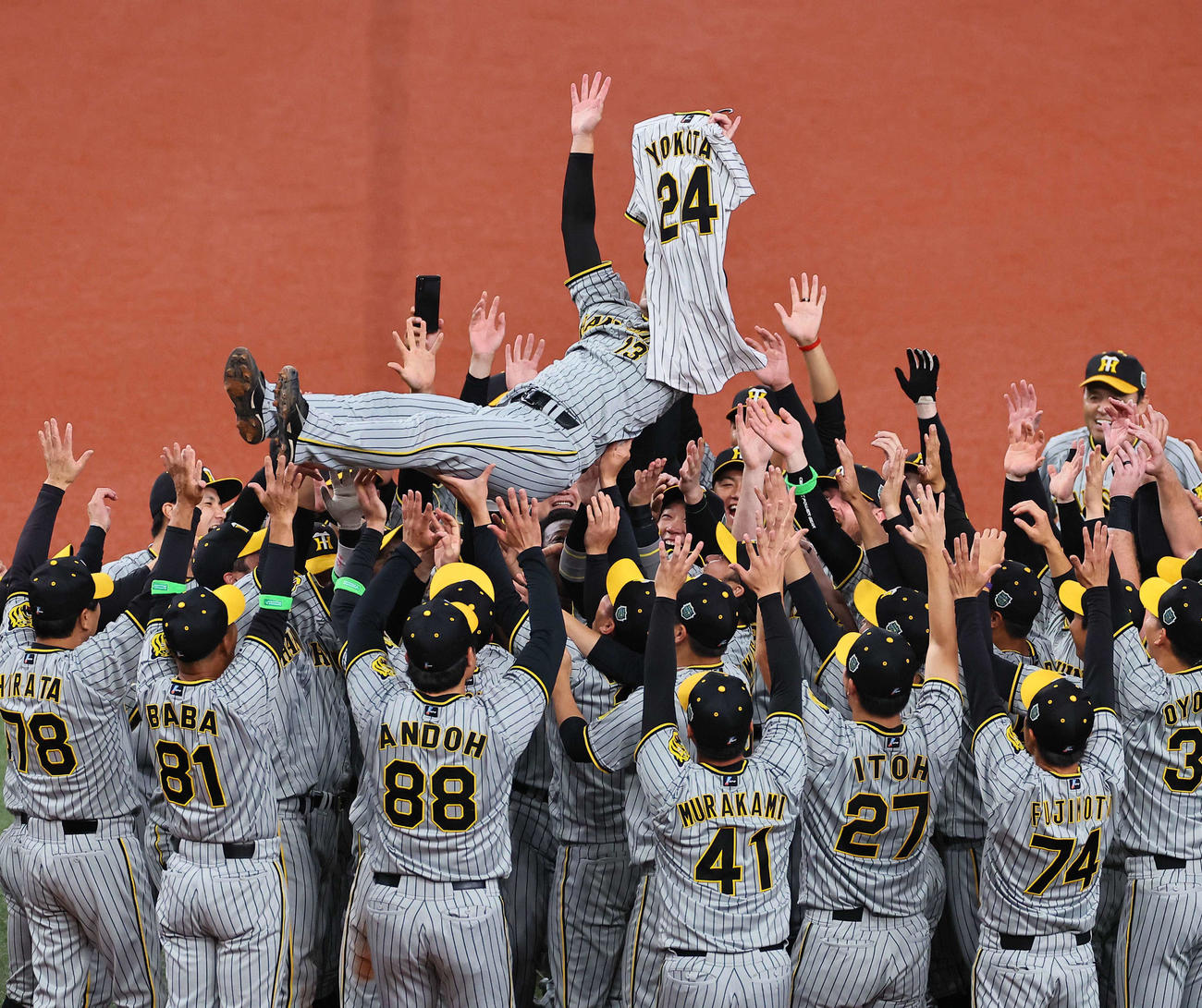 日本シリーズ第7戦　オリックス対阪神　横田さんのユニホームを手に胴上げされる岩崎（撮影・上田博志）