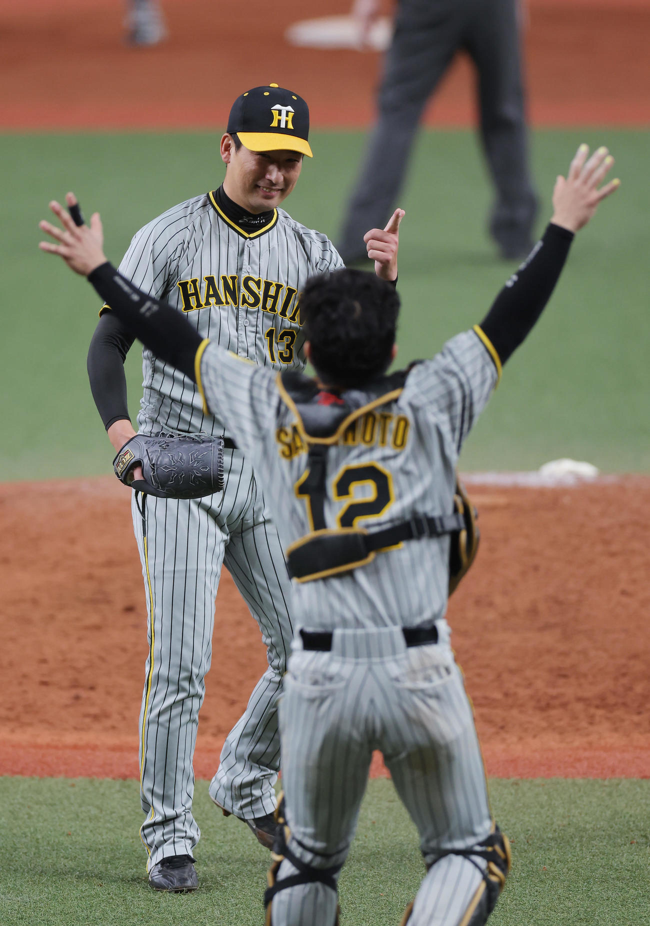 オリックス対阪神　オリックスを破り38年ぶりの日本一を達成し、笑顔を見せる岩崎（撮影・前田充）