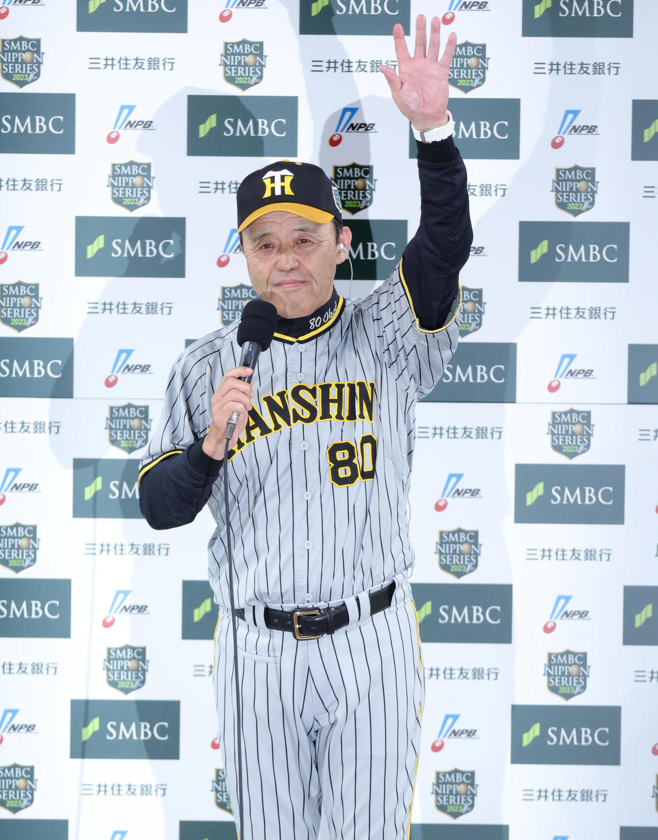 オリックス対阪神　38年ぶりの日本一を達成し、優勝インタビューでファンの声援に応える阪神岡田監督（撮影・前田充）