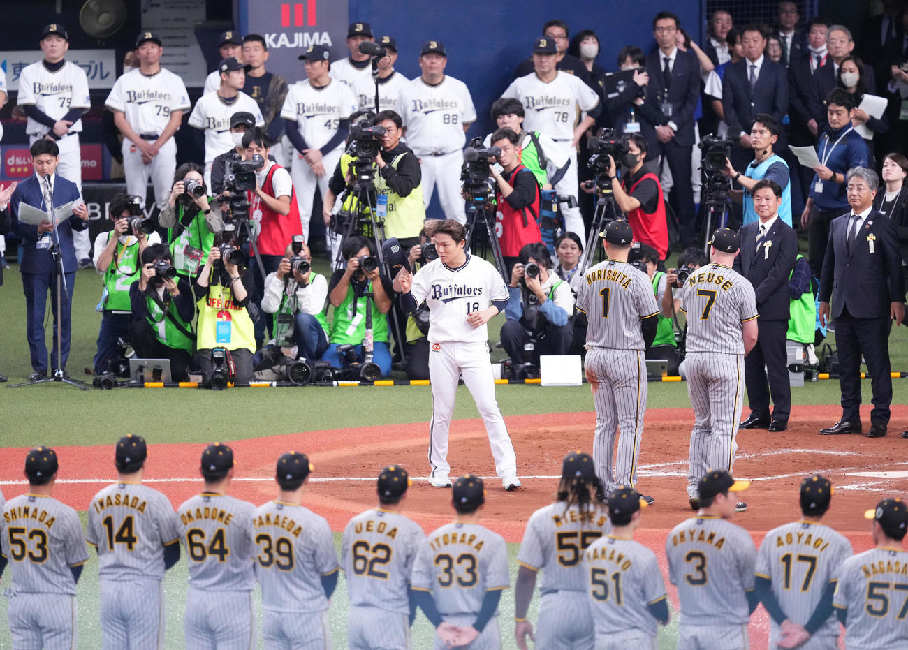 オリックス対阪神　試合後のセレモニーで阪神ナインにあいさつするオリックス山本（中央）（撮影・菅敏）