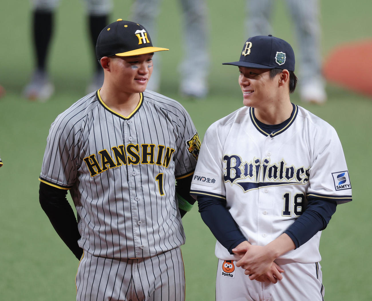 オリックス対阪神　表彰式で談笑する阪神森下（左）とオリックス山本（撮影・前田充）