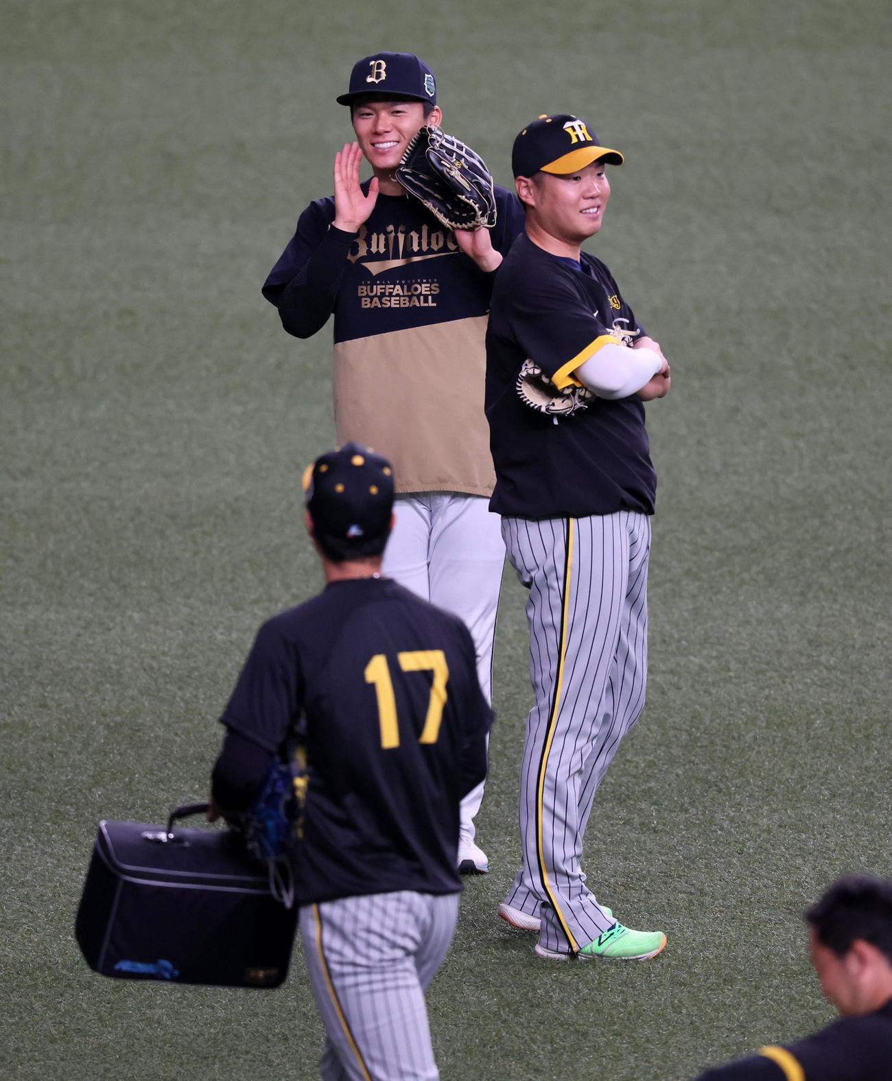 オリックス対阪神　練習中、オリックス山本は阪神青柳（左）に声を掛ける（撮影・加藤哉）