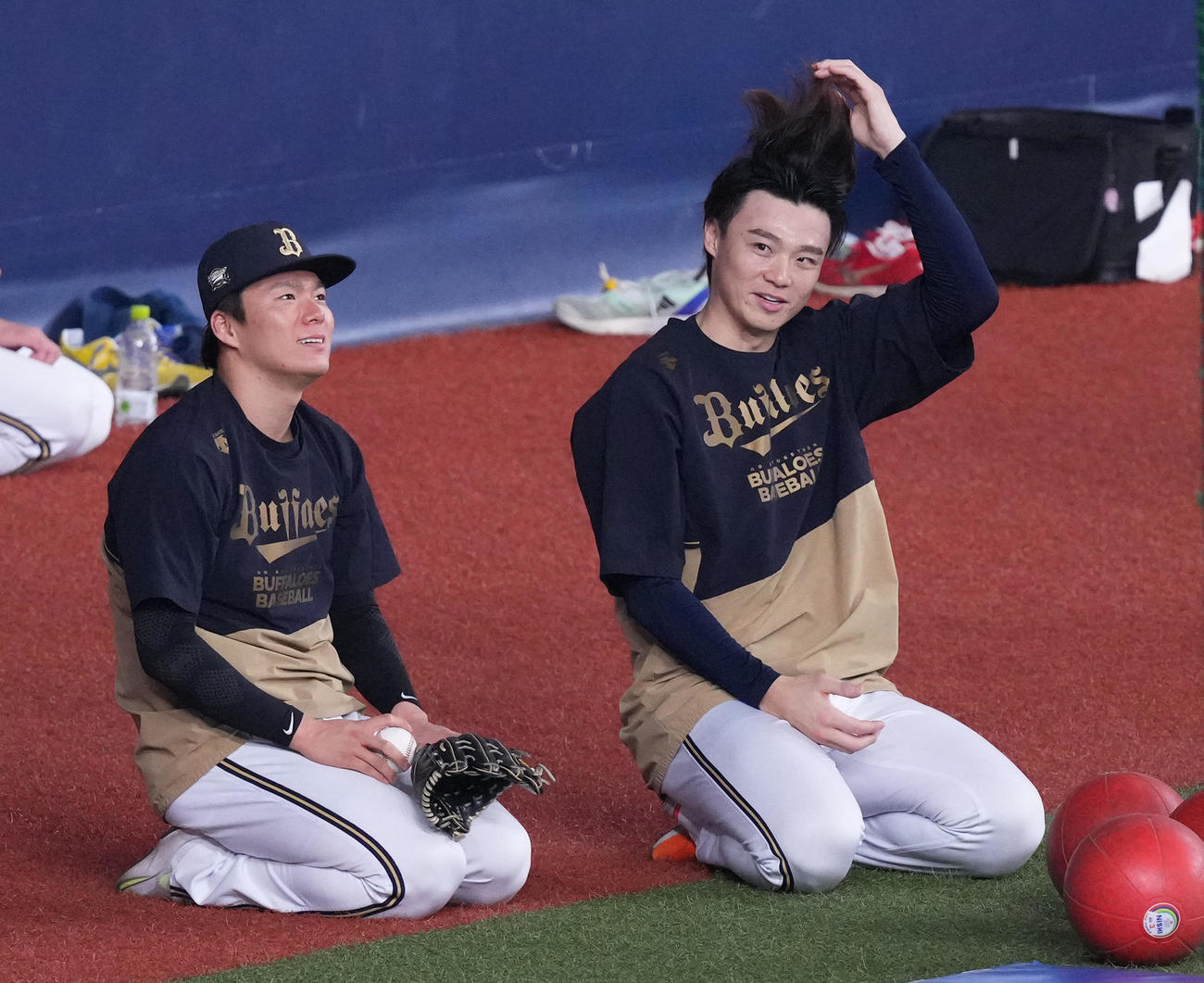 オリックス対阪神　試合前の練習中に山本（左）と談笑するオリックス山崎福（撮影・菅敏）