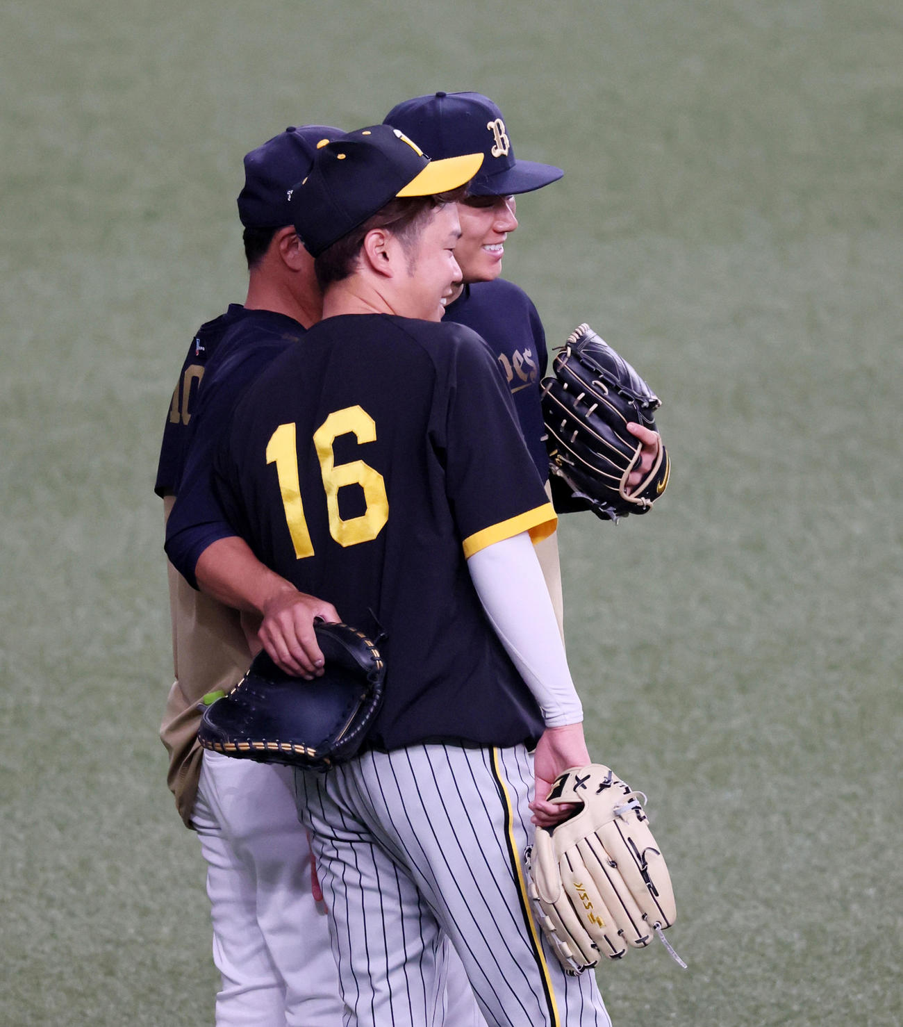 オリックス対阪神　練習中、オリックス山本（右）と阪神西勇らは記念写真に納まる（撮影・加藤哉）
