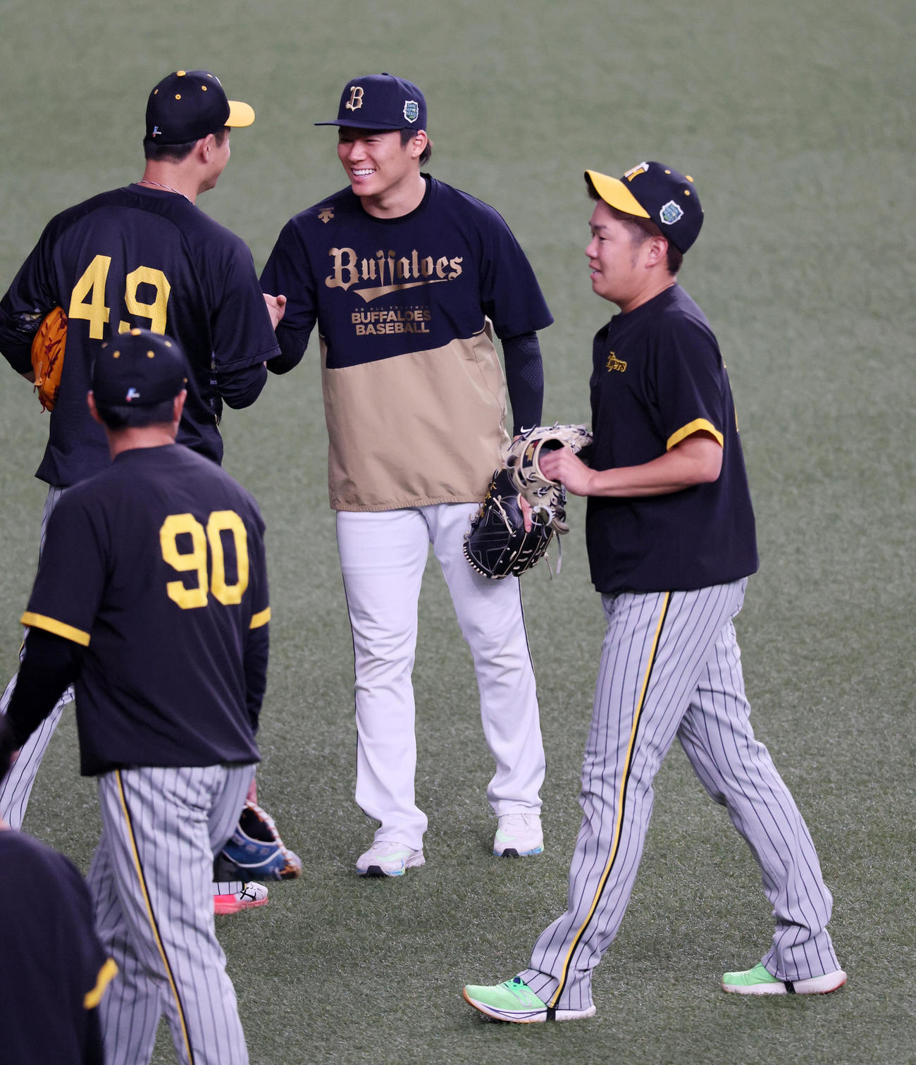 オリックス対阪神　練習中、オリックス山本は大竹（左）と握手（撮影・加藤哉）