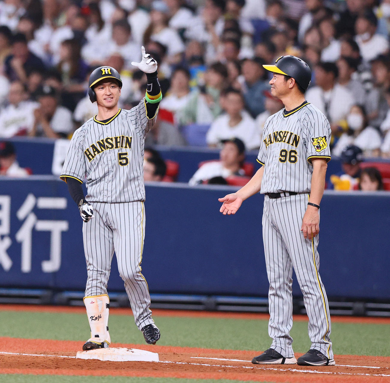 オリックス対阪神　5回表阪神1死一塁、近本（左）は中前打を放ちナインにアピールする（撮影・上山淳一）