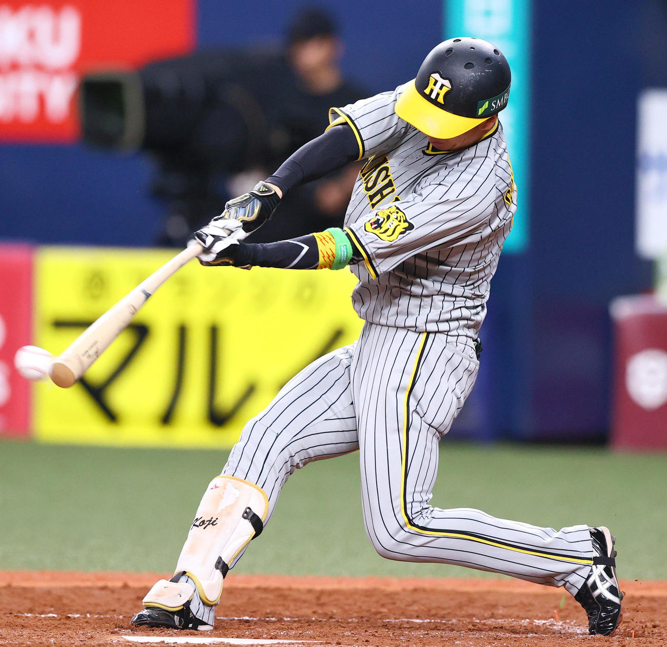 オリックス対阪神　5回表阪神1死一塁、近本は中前打を放つ（撮影・上山淳一）