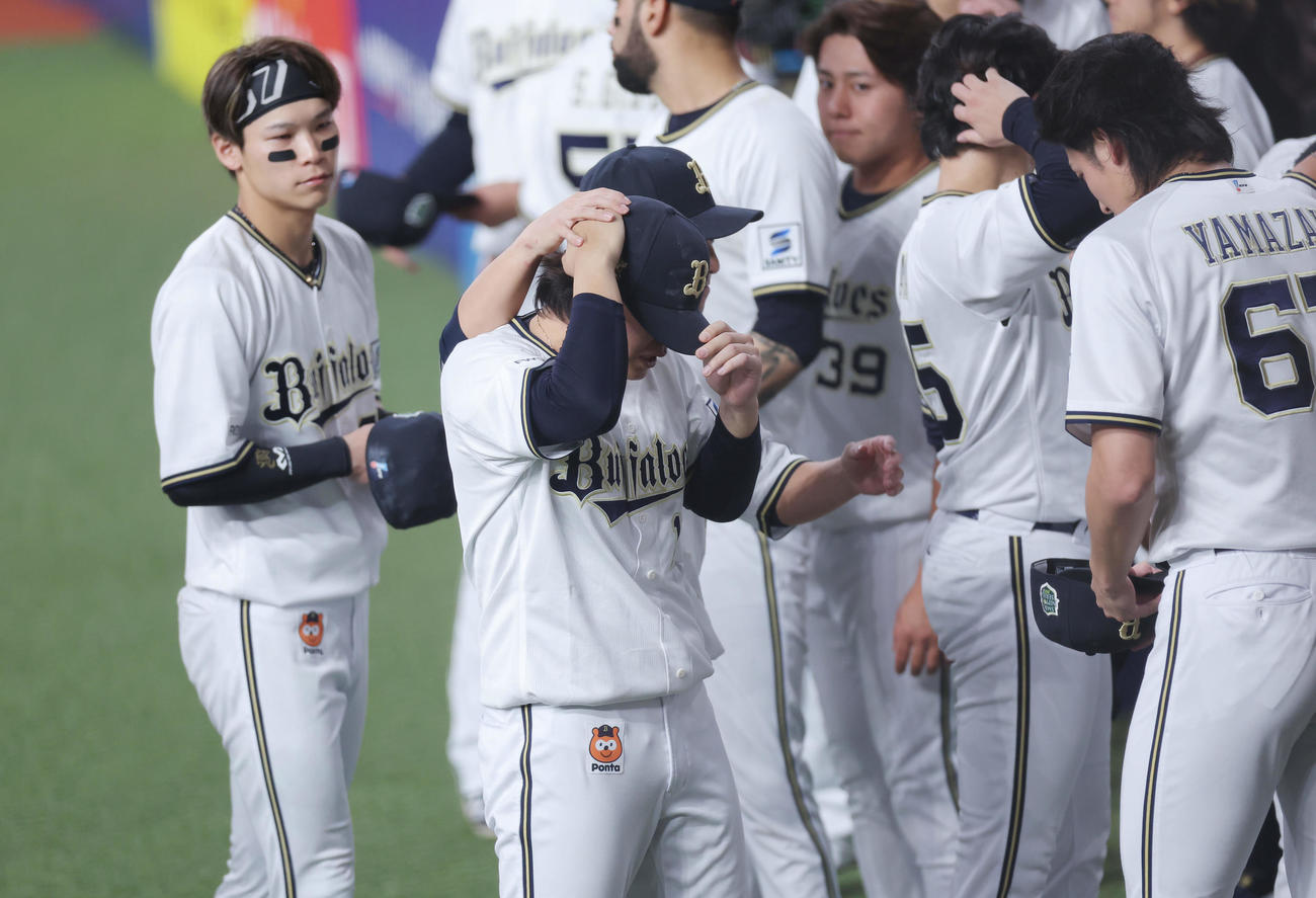 オリックス対阪神　阪神に敗れ、うつむきながら引き揚げる宮城（中央）らオリックスナイン（撮影・前田充）