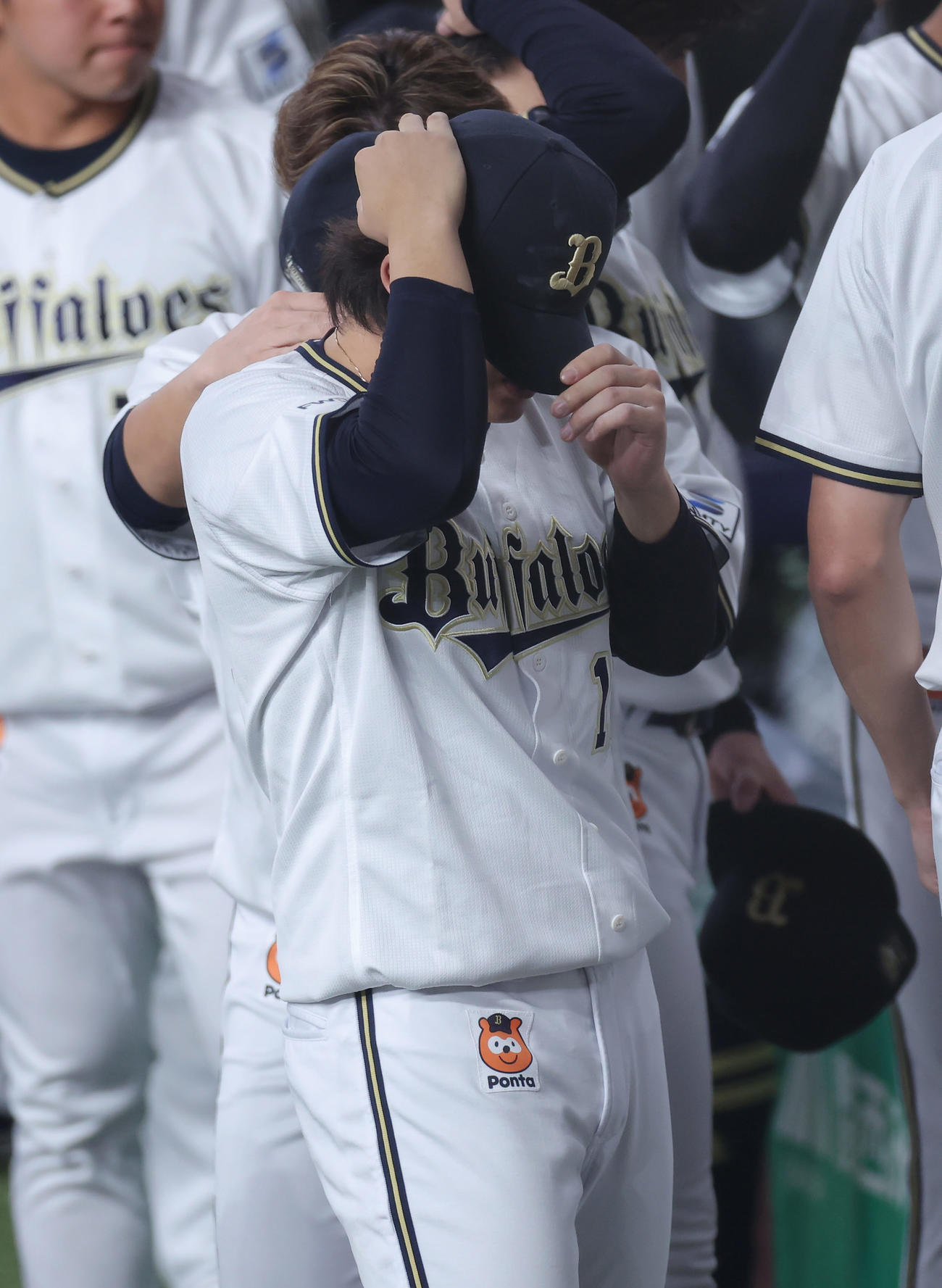 オリックス対阪神　阪神に敗れ、うつむきながら引き揚げるオリックス宮城（撮影・前田充）
