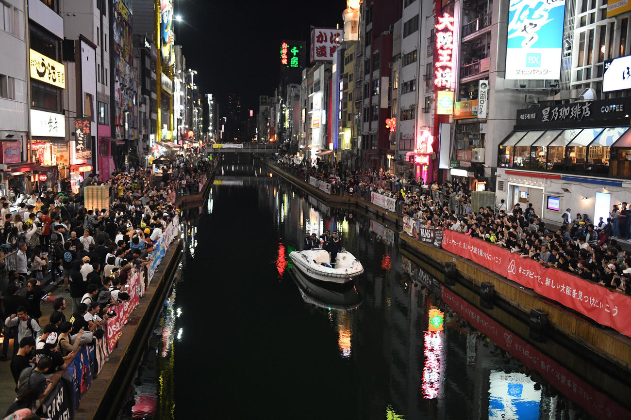 阪神の日本一が決まり道頓堀川に多くのファンが飛び込み、警備を強化する大阪府警（撮影・前岡正明）