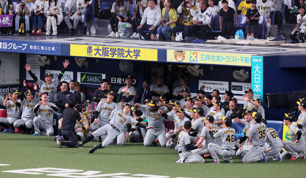 オリックス対阪神　MVP発表でこける糸原（撮影・加藤哉）