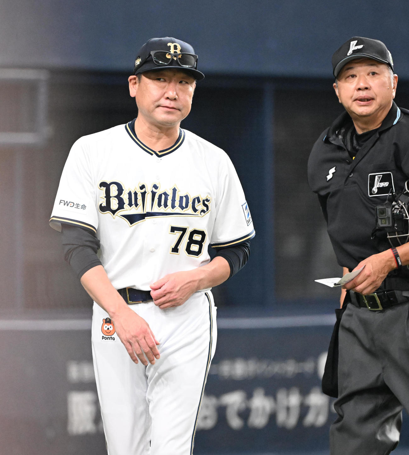 オリックス対阪神　6回を終え選手交代を告げるオリックス中嶋監督（撮影・和賀正仁）