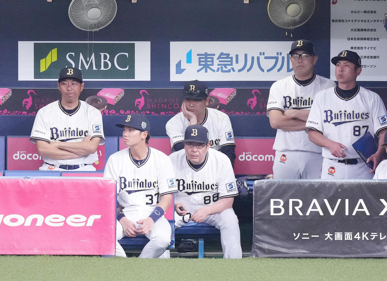 オリックス対阪神　6回、阪神の攻撃を渋い表情で見つめるオリックス中嶋監督（中央）（撮影・菅敏）