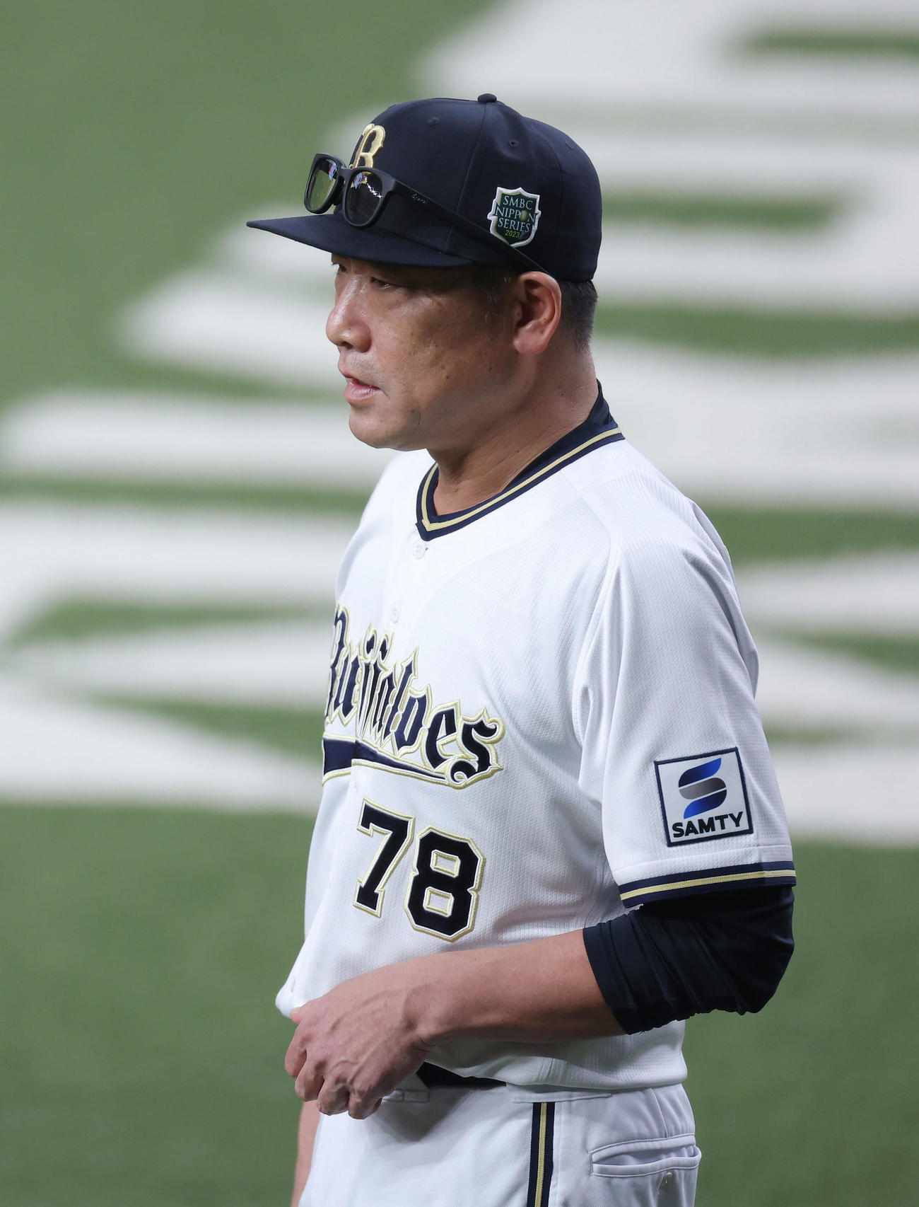 オリックス対阪神　5回表阪神2死一、三塁、投手交代を告げに向かう中嶋監督（撮影・前田充）