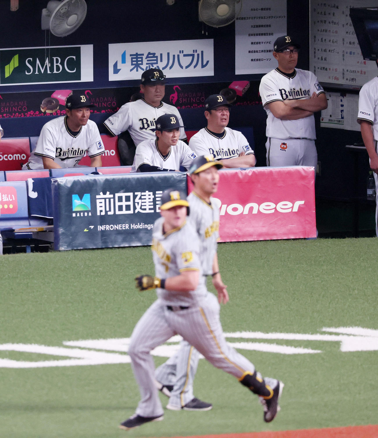 オリックス対阪神　4回表阪神1死一、二塁、中嶋監督（後方中央）はノイジーの左越え先制3点本塁打を見つめる（撮影・加藤哉）