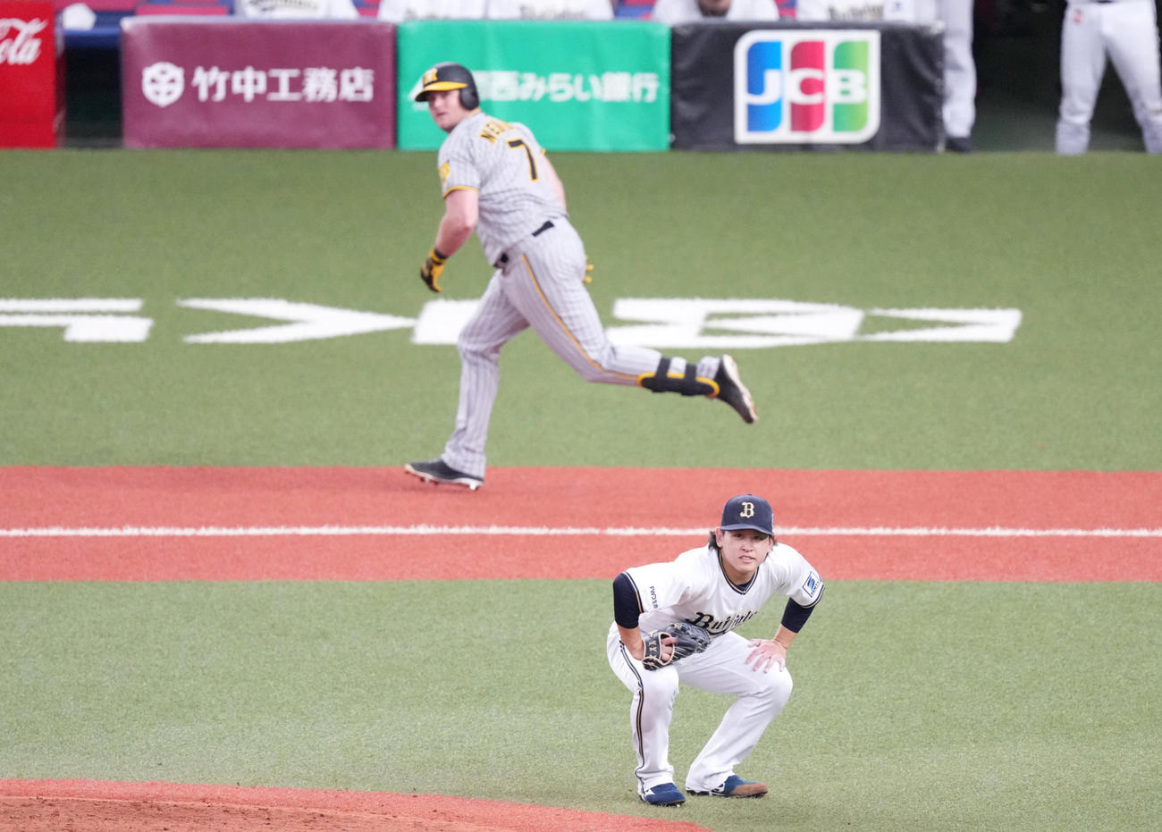 オリックス対阪神　4回表阪神1死一、二塁、ノイジー（後方）に先制の3点本塁打を打たれ、肩を落とす宮城（撮影・菅敏）