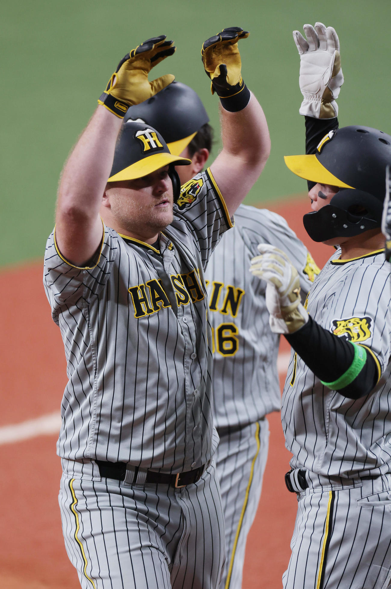 オリックス対阪神　4回表阪神1死一、二塁、先制の左越え3点本塁打を放ち、生還するノイジー（左）（撮影・前田充）