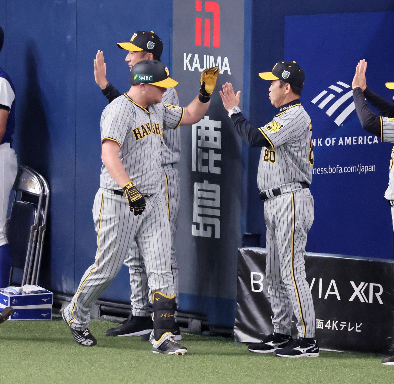 オリックス対阪神　4回表阪神1死一、二塁、ノイジーは左越え3点本塁打を放ちベンチ前で岡田監督（右）とタッチする（撮影・加藤哉）