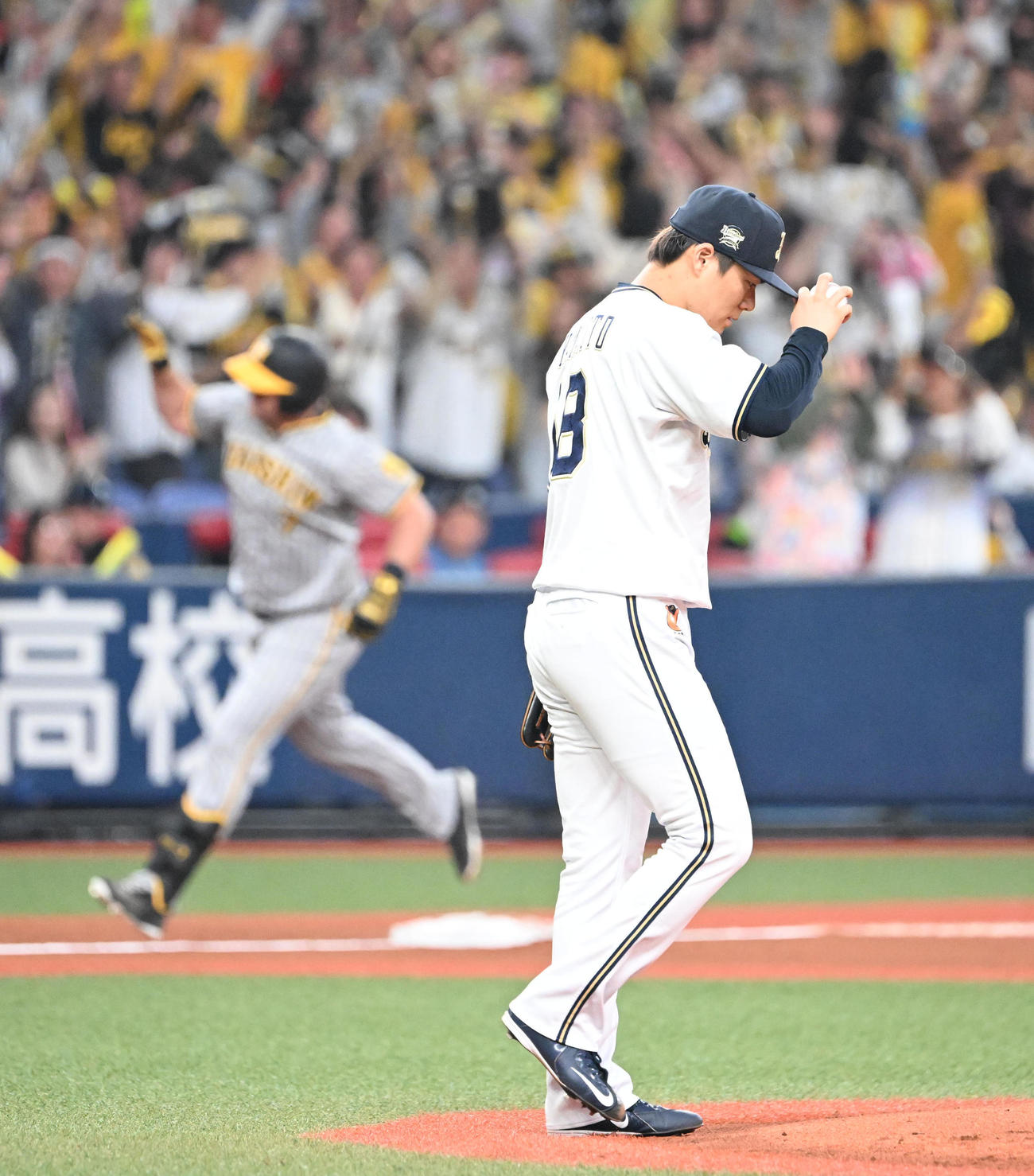 日本シリーズ第6戦　オリックス対阪神　2回表阪神1死、ノイジーに右越え本塁打を浴びる山本（撮影・和賀正仁）