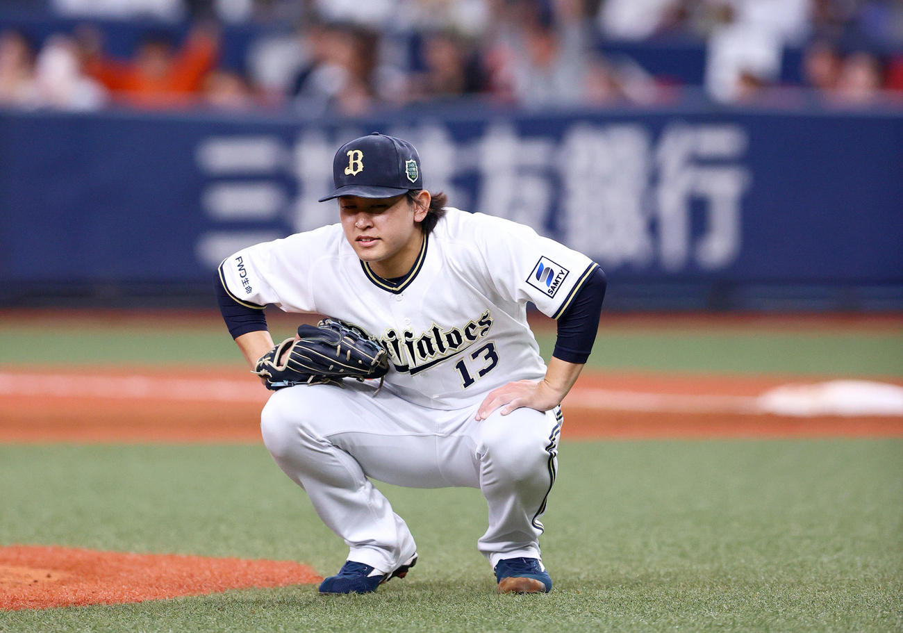 オリックス対阪神　4回表阪神1死一、二塁、宮城はノイジーに先制の左越え3点本塁打を被弾し座り込む（撮影・上山淳一）