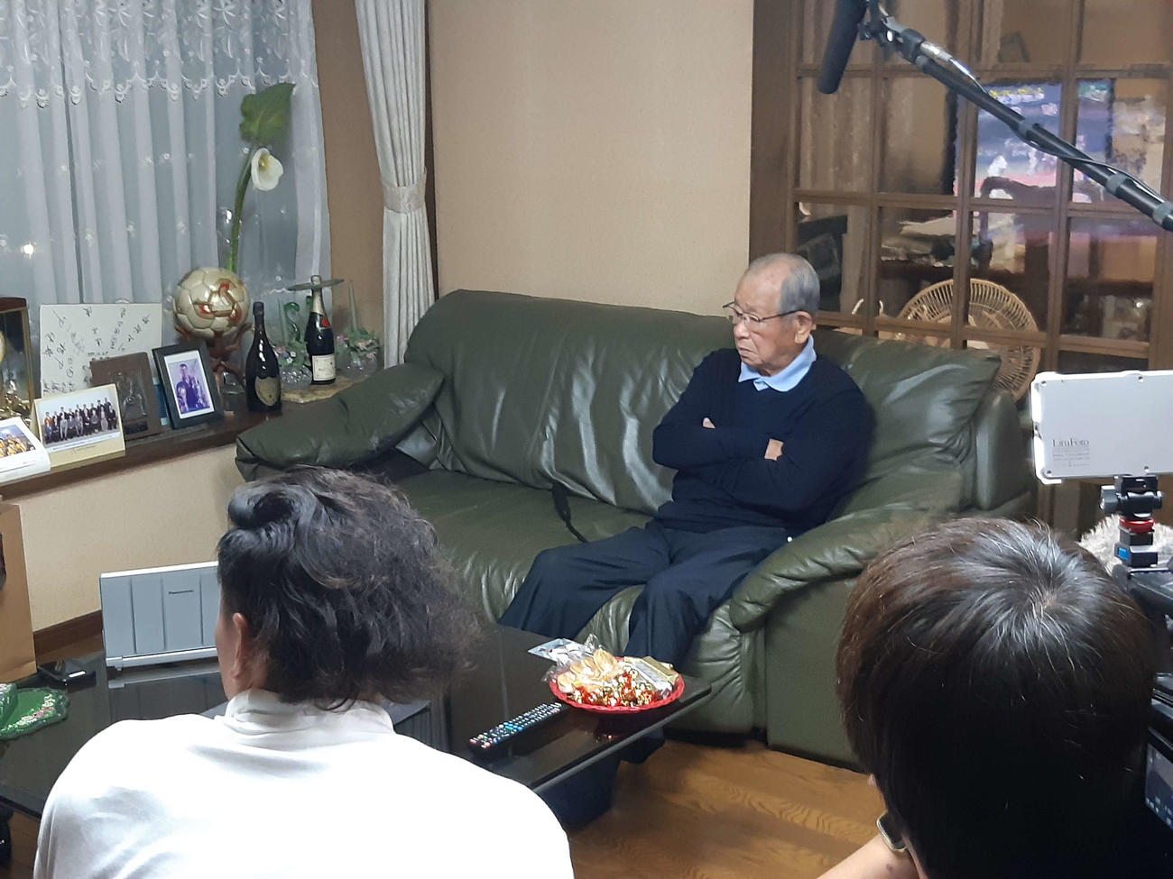日本シリーズ第7戦を自宅で観戦する吉田義男氏（撮影・寺尾博和）