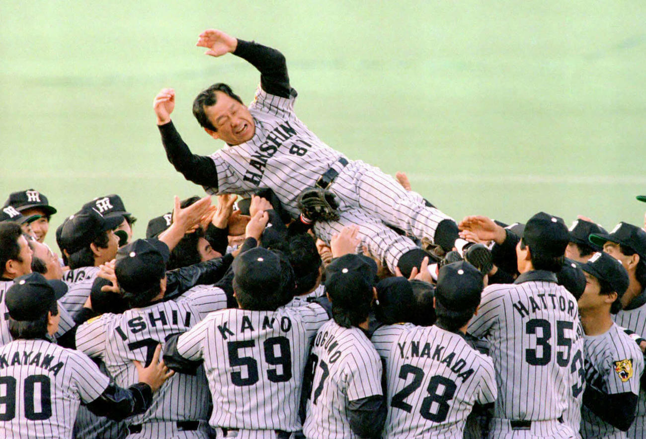 85年11月、日本シリーズを制し胴上げされる阪神吉田義男監督