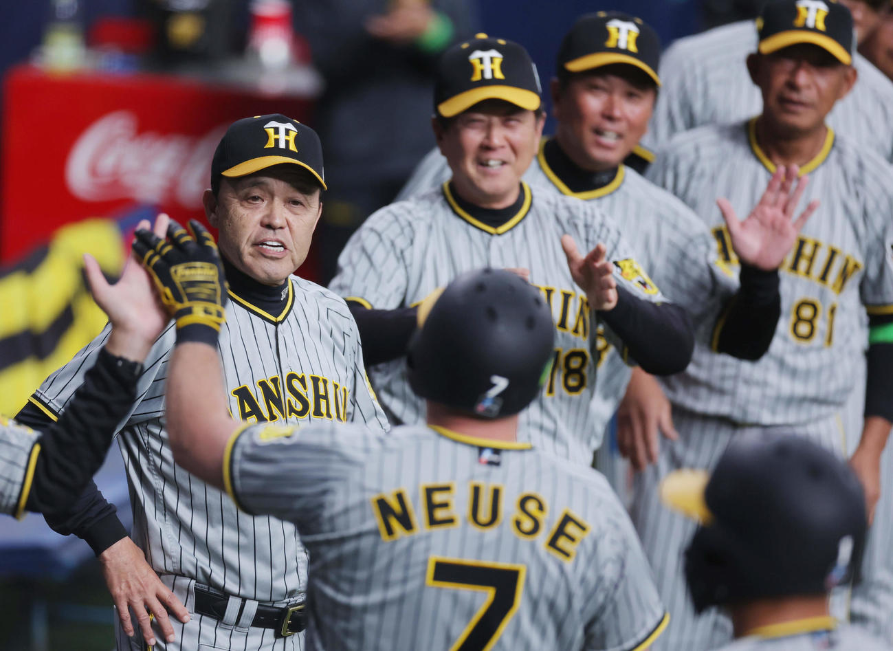 オリックス対阪神　4回表阪神1死一、二塁、先制3点本塁打を放ったノイジー（手前）を迎える岡田監督（左）ら（撮影・前田充）