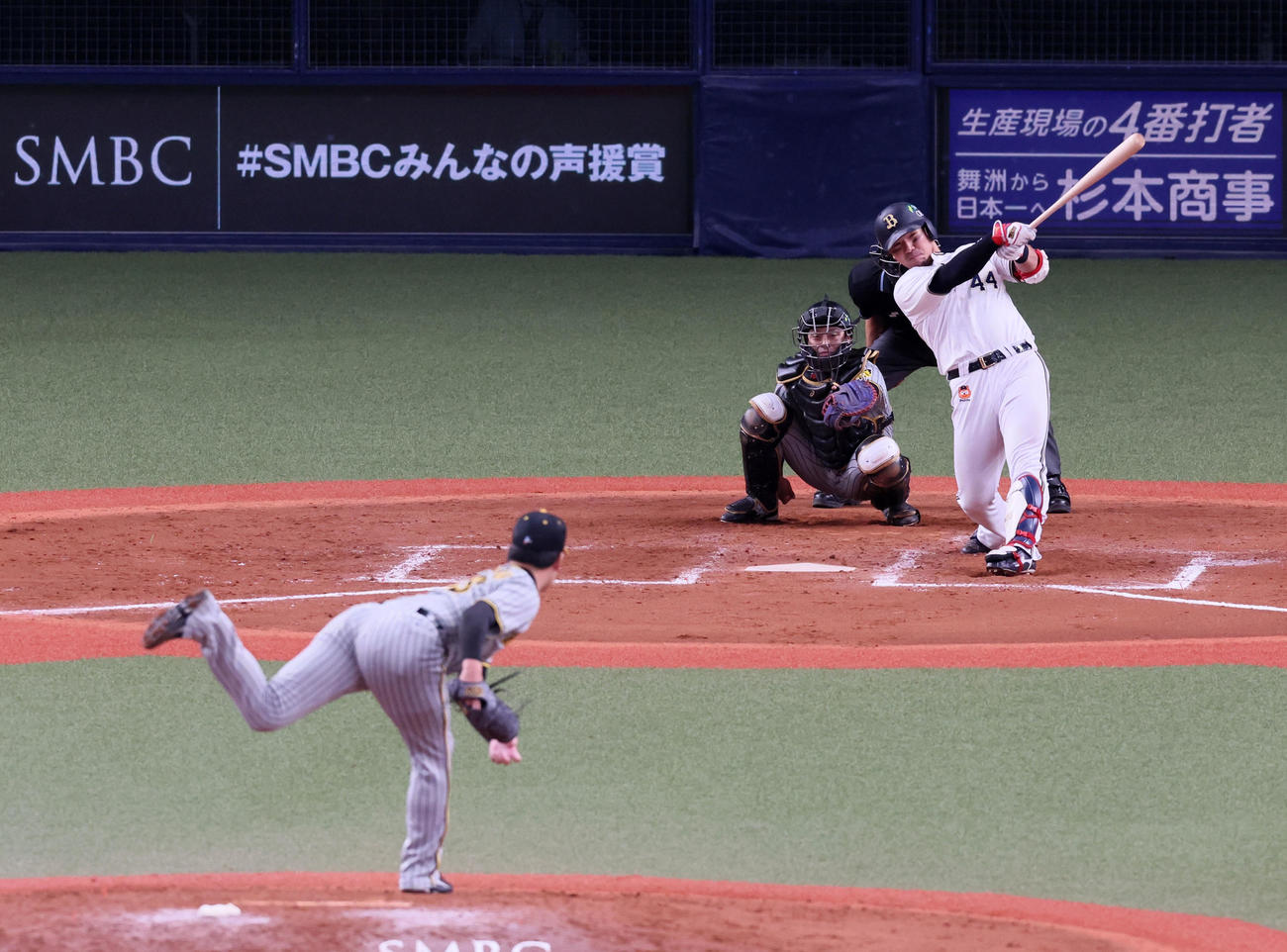 オリックス対阪神　9回裏オリックス2死、頓宮は左越え本塁打を放つ。投手は岩崎（撮影・加藤哉）
