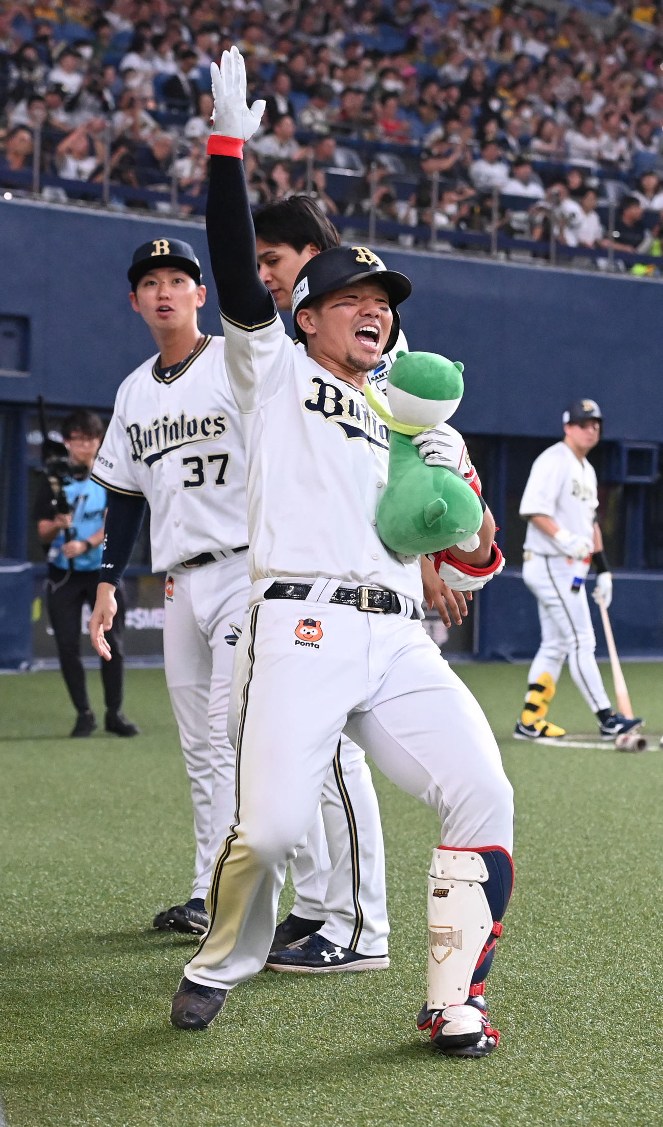 オリックス対阪神　9回裏オリックス2死、左越えソロ本塁打を放った頓宮はベンチ前で「ホイサー」と叫ぶ（撮影・和賀正仁）