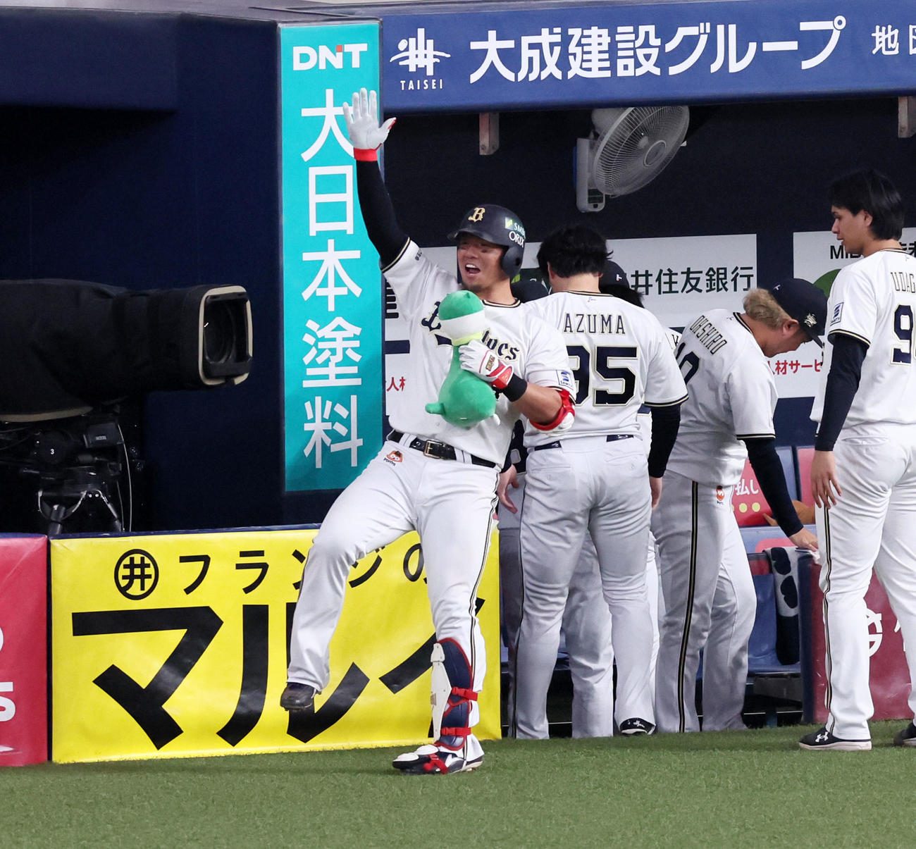 オリックス対阪神　9回裏オリックス2死、頓宮は左越えソロ本塁打を放ちホイサーのポーズを決める（撮影・加藤哉）