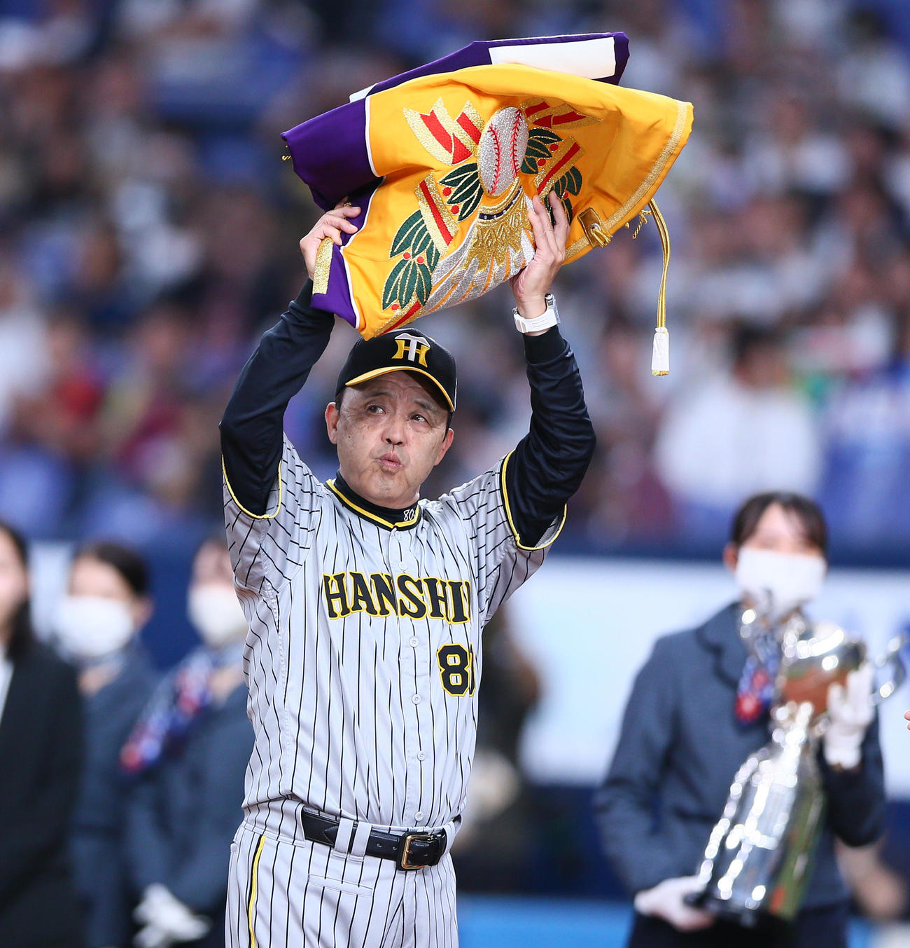 日本シリーズの優勝旗を受け取る阪神岡田監督（撮影・上山淳一）