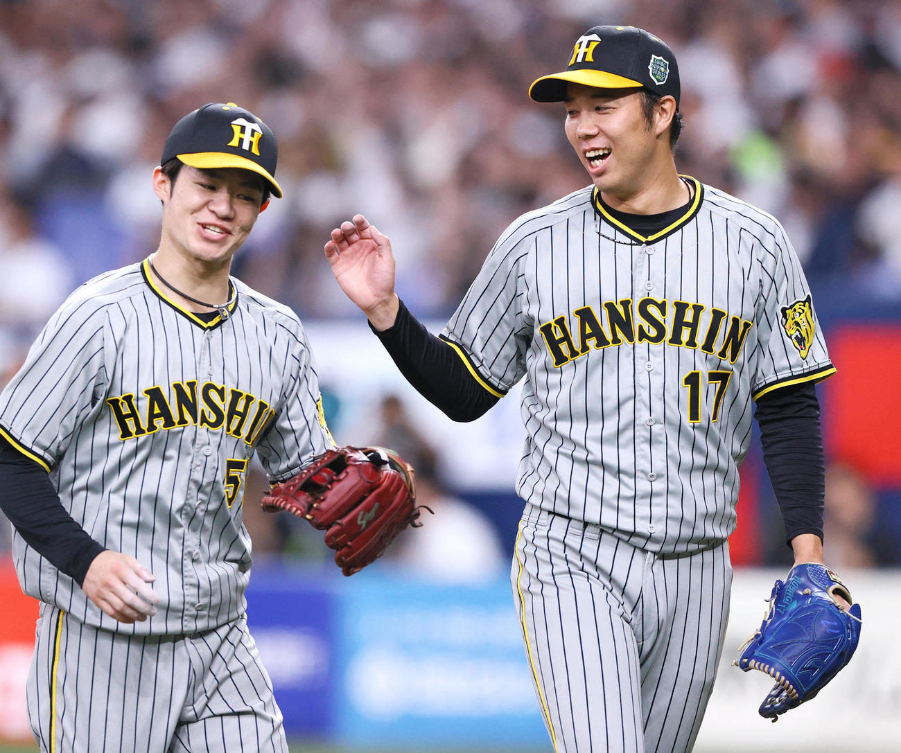 オリックス対阪神　1回表終了後、笑顔でベンチに引き揚げる阪神先発青柳（右）と中野（撮影・上山淳一）