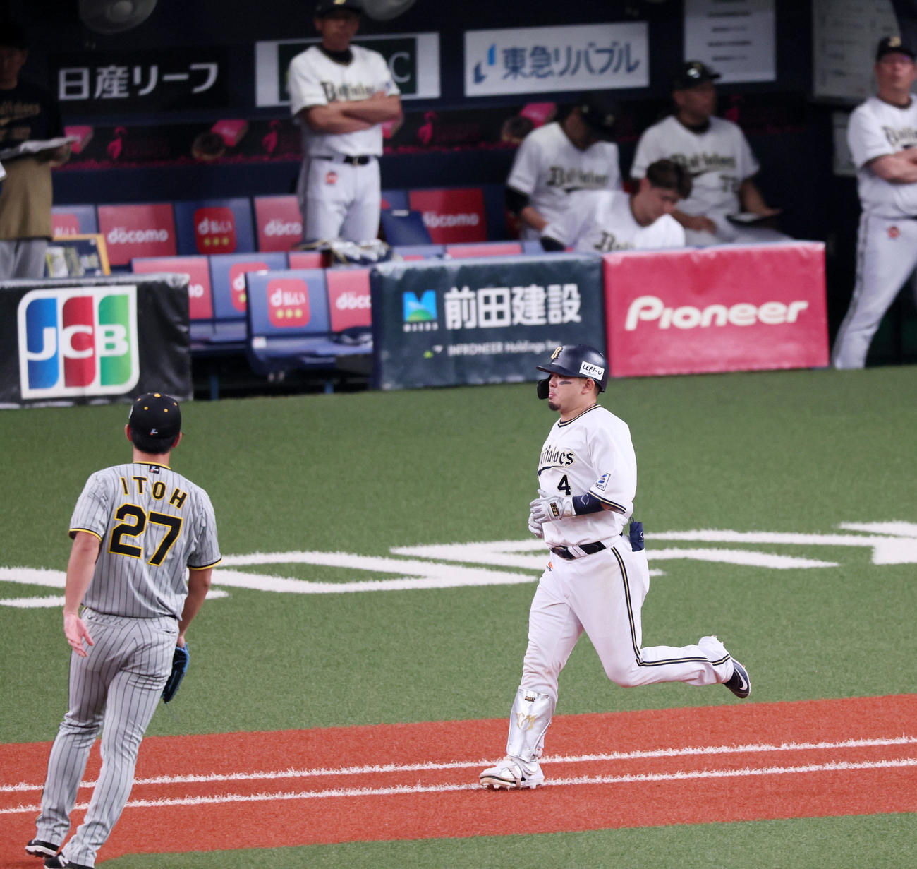 オリックス対阪神　6回裏オリックス1死、森は一ゴロに終わる、左は阪神3番手で登板の伊藤将（撮影・加藤哉）