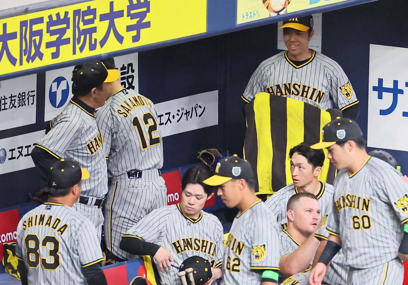 日本シリーズ第7戦　オリックス対阪神　岡田監督（左）の声かけに笑顔を見せる青柳（撮影・上田博志）