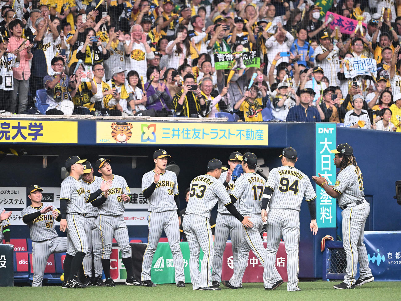 オリックス対阪神　5回裏オリックス2死一、二塁、降板する青柳を迎えるベンチ（撮影・和賀正仁）