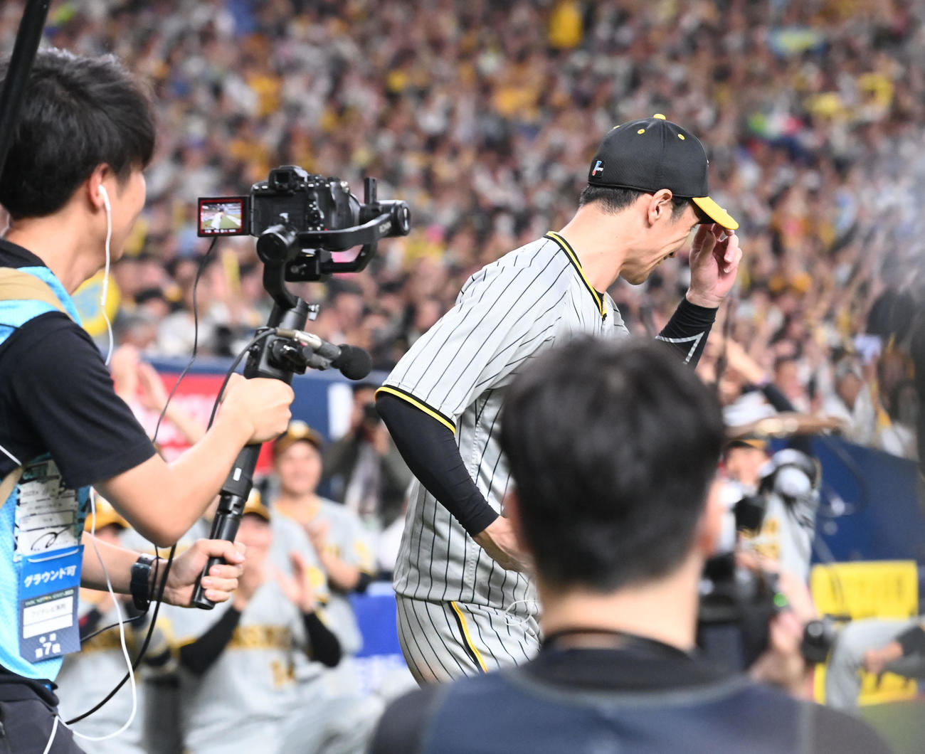 オリックス対阪神　MVPの発表で糸原にあいさつしながら表彰に向かう近本（撮影・和賀正仁）