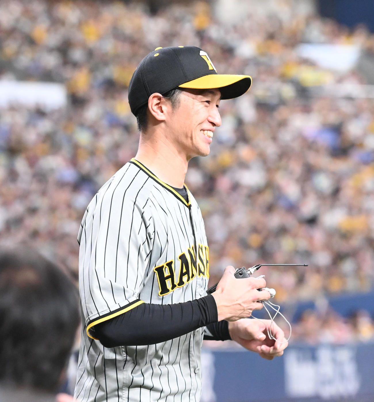 オリックス対阪神　MVPの発表で糸原にあいさつしながら表彰に向かう近本（撮影・和賀正仁）