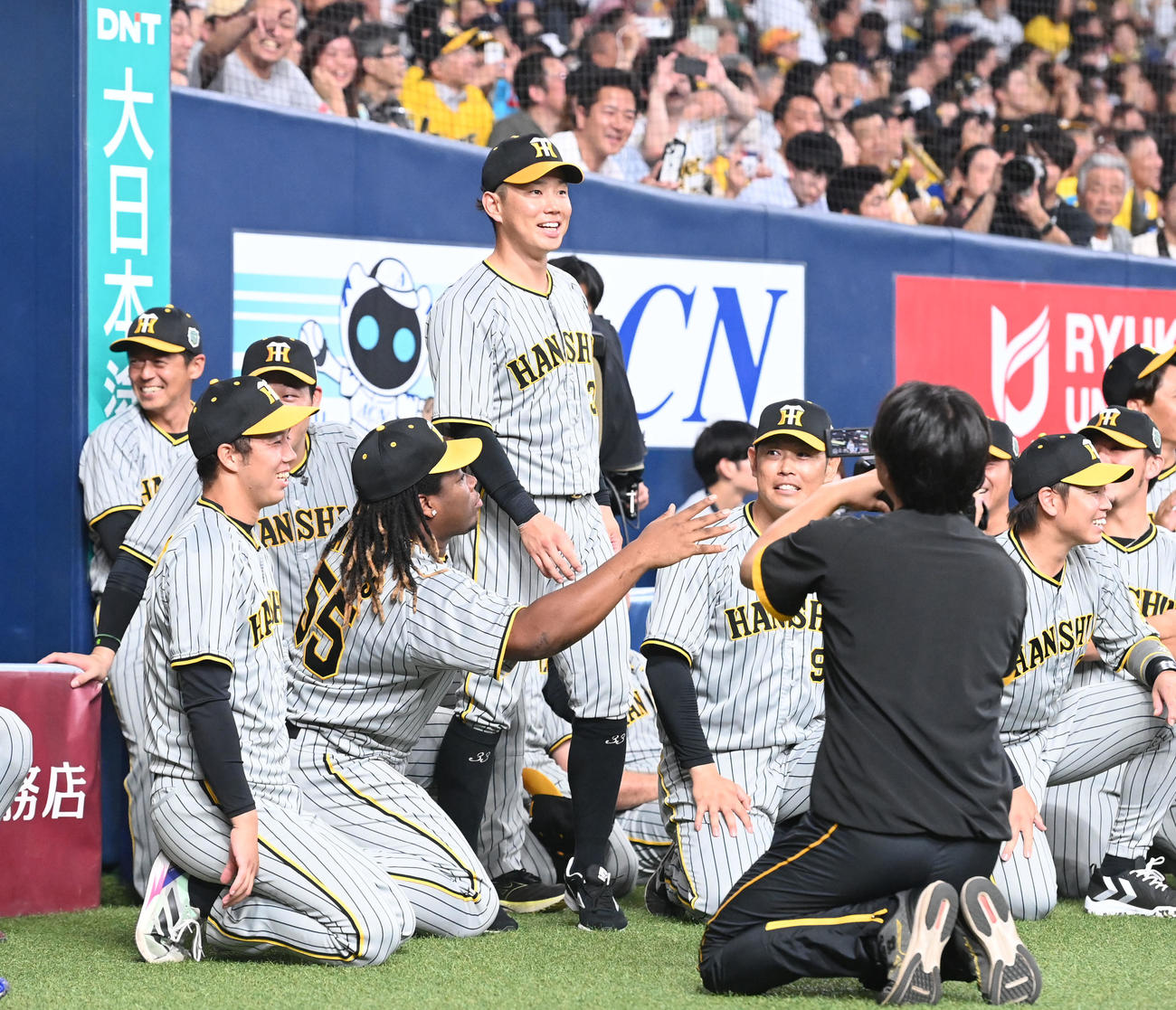 オリックス対阪神　MVPの発表で立ち上がる糸原（撮影・和賀正仁）
