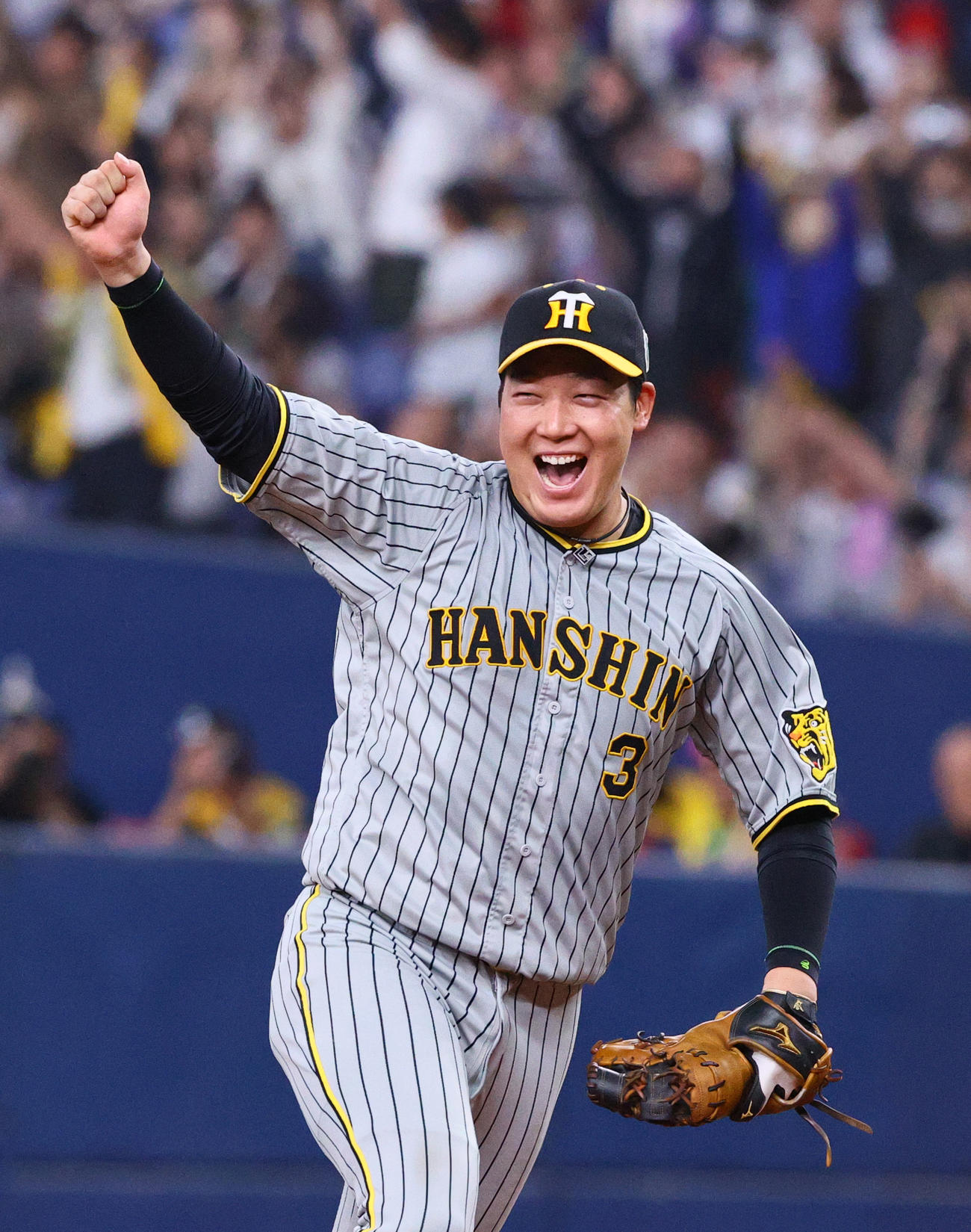 オリックス対阪神　38年ぶり2度目の日本一を決め喜ぶ阪神大山（撮影・上山淳一）
