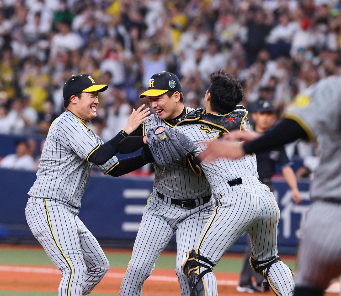オリックス対阪神　38年ぶり2度目の日本一を決め、歓喜する、左から阪神大山、岩崎、坂本（撮影・上山淳一）