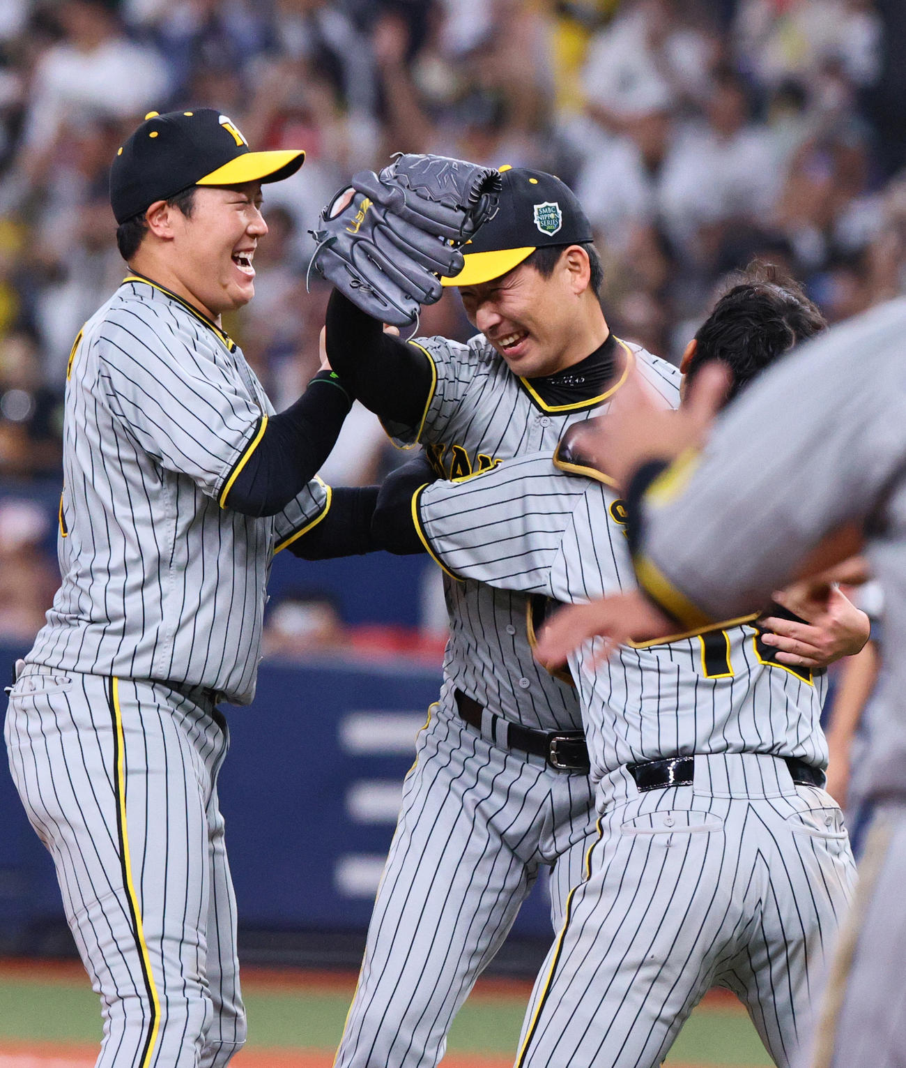 オリックス対阪神　38年ぶり2度目の日本一を決め、歓喜する、左から阪神大山、岩崎、坂本（撮影・上山淳一）