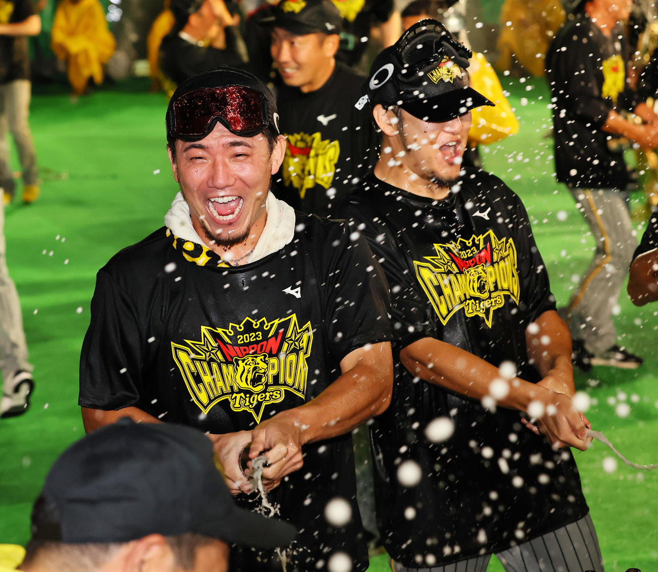 祝勝会でビールをかける伊藤将（左）と岩貞（撮影・上田博志）