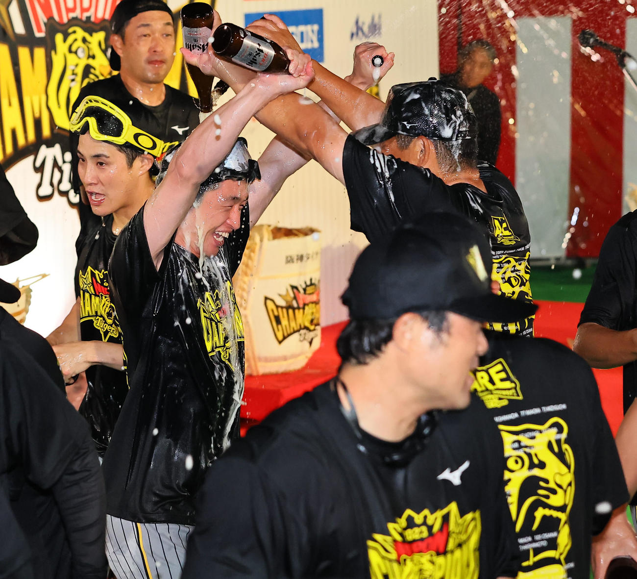 祝勝会でビールを掛け合う阪神近本（左から2人目）（撮影・上田博志）