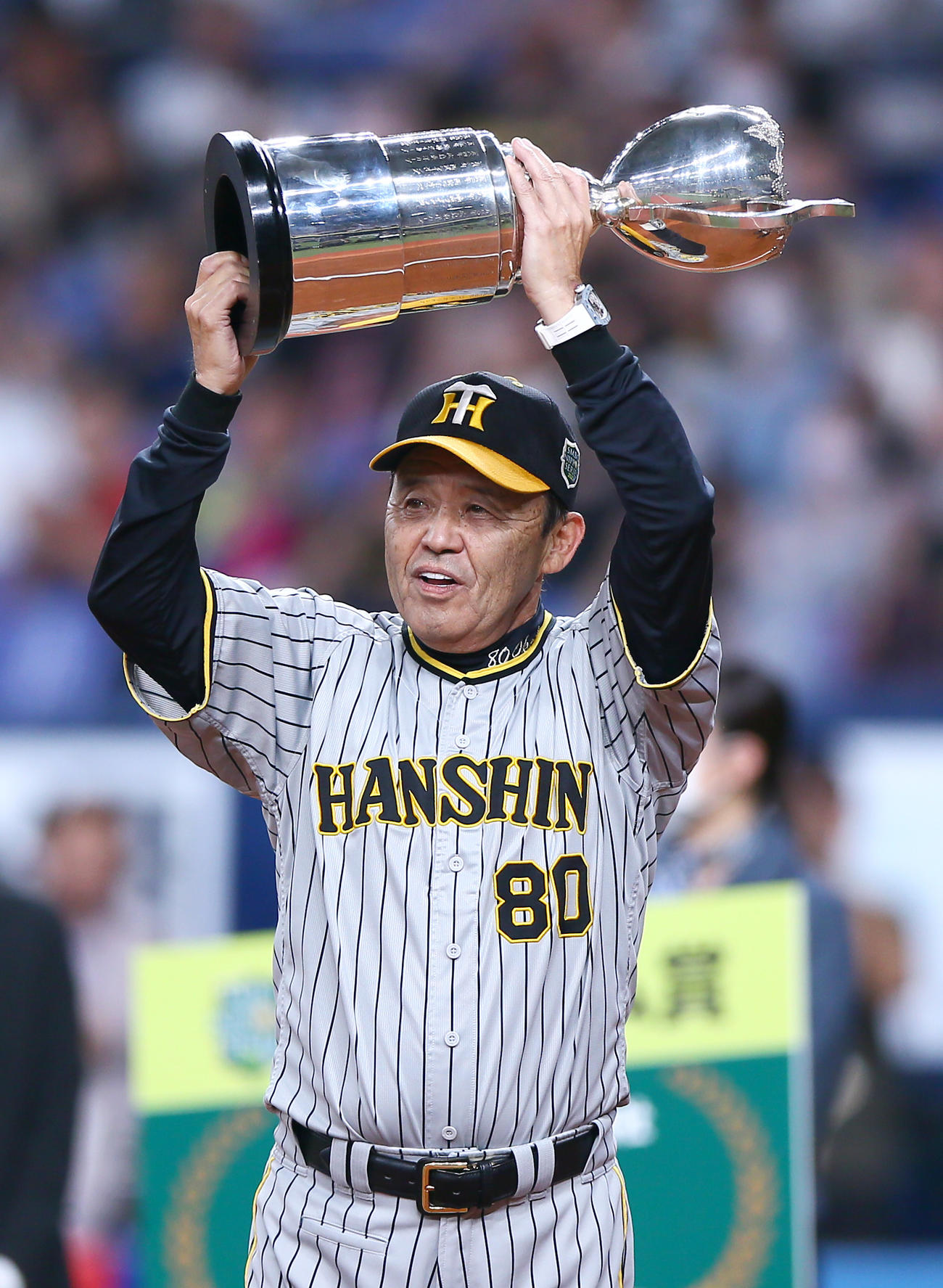 日本シリーズ優勝を決め、内閣総理大臣杯を掲げる阪神岡田監督（撮影・上山淳一）