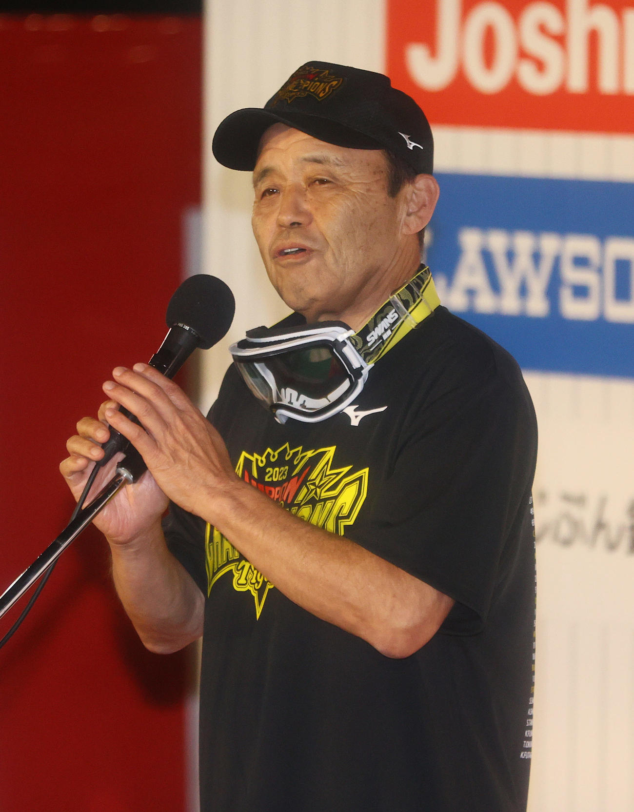 祝勝会であいさつする阪神岡田監督（撮影・上山淳一）