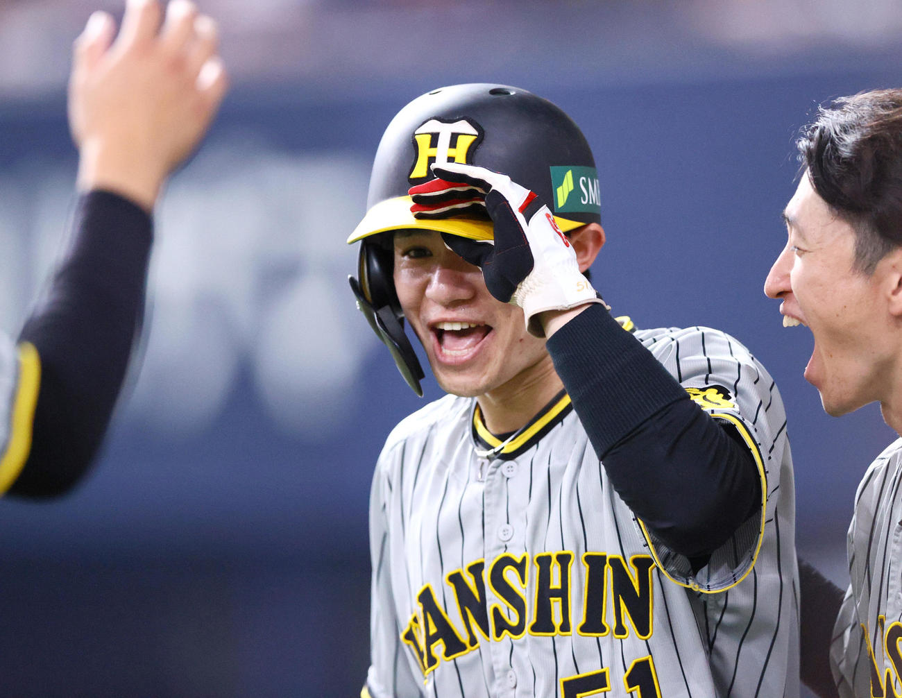 オリックス対阪神　5回表阪神2死二、三塁、中野（左）は大山の遊安打で生還し、近本と喜ぶ（撮影・上山淳一）