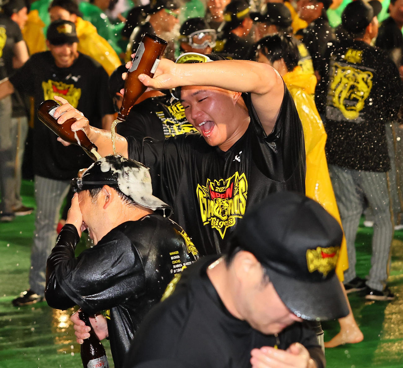 ナインにビールを掛ける西純（撮影・上田博志）