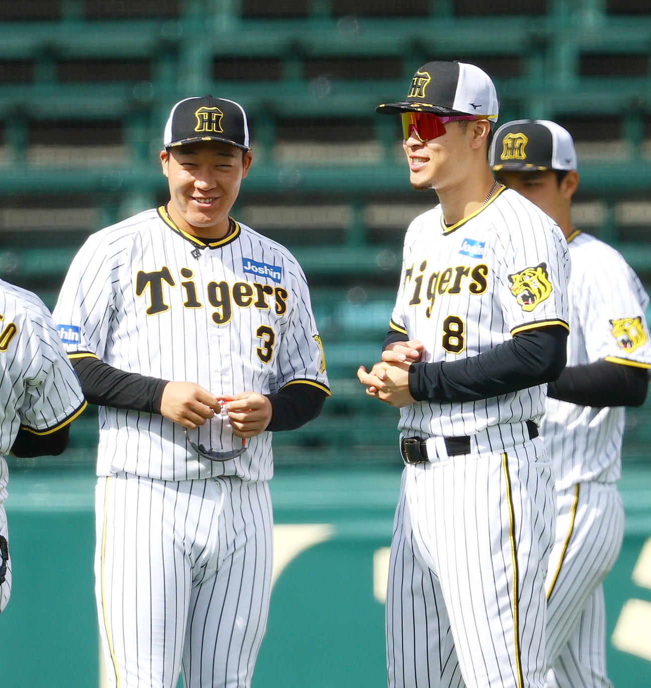 リラックスした表情で話す阪神大山（左）と佐藤輝（2023年10月撮影）