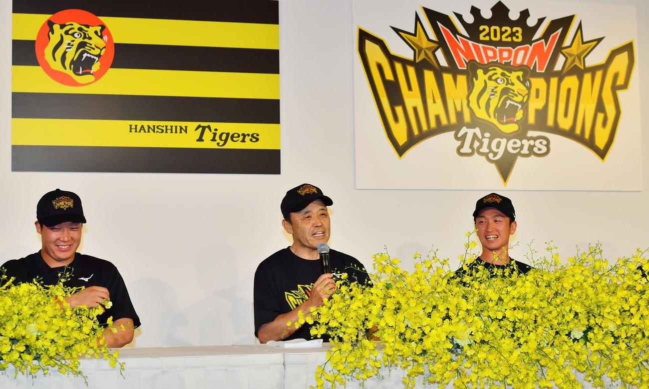 祝勝会を前に会見を行う阪神岡田監督（中央）、左は大山、右は近本（撮影・清水貴仁）