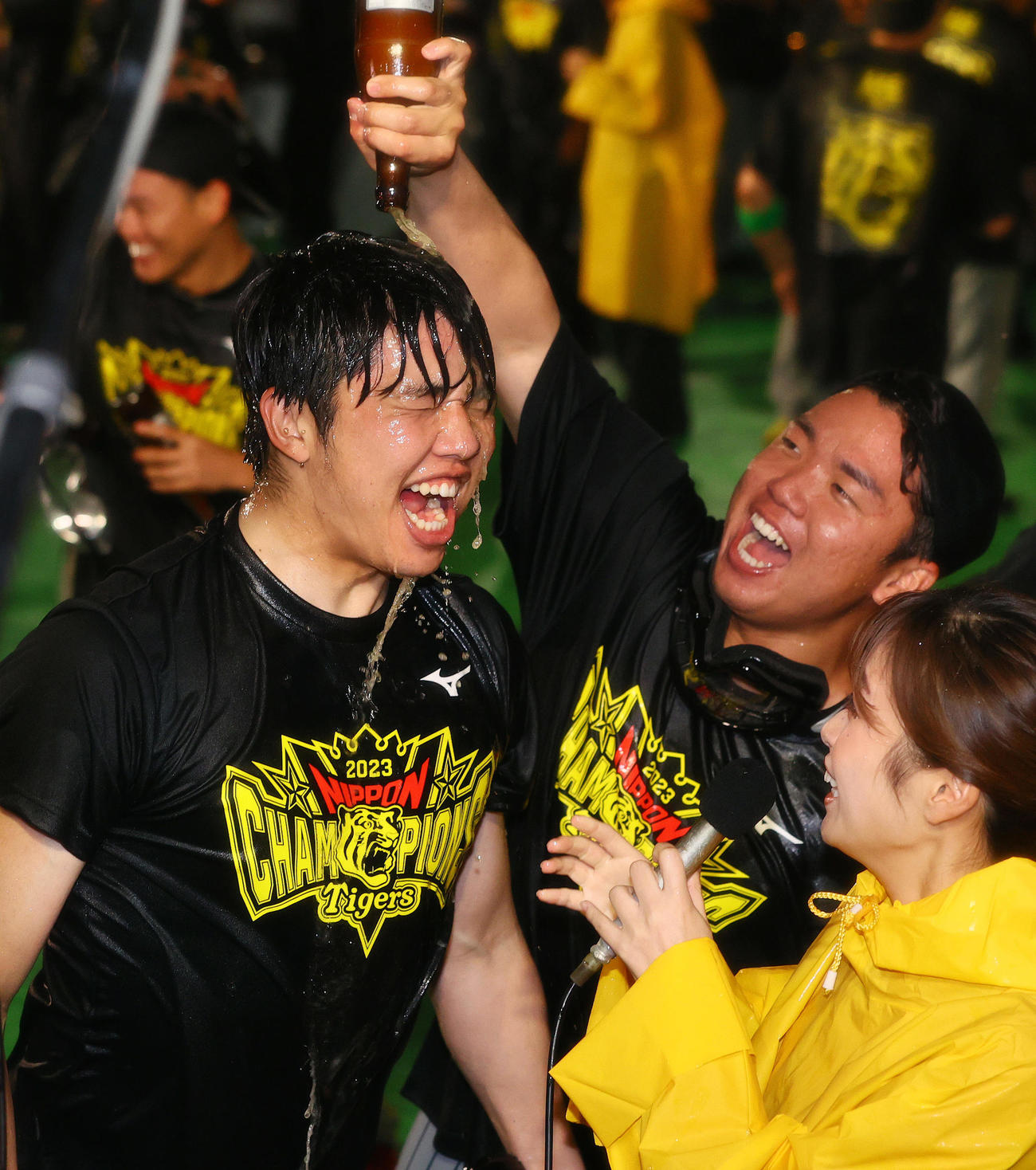 祝勝会で阪神村上（右）からビールをかけられる才木（撮影・上山淳一）